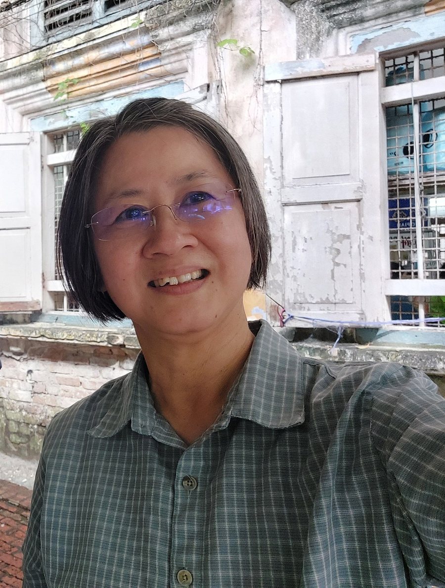 Teacher Seok Bee, English Specialist